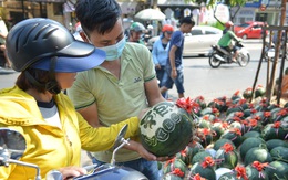 Anh thợ điêu khắc gỗ kiếm hàng triệu đồng mỗi ngày nhờ khắc dưa hấu bán dịp Tết ở Sài Gòn