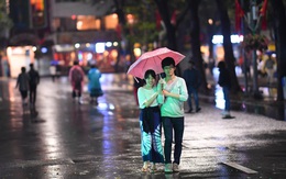 Mưa như trút nước khiến Hà Nội vắng vẻ lạ thường trong đêm Giao thừa Tết Canh Tý 2020