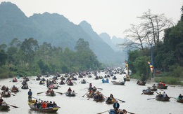 Tấp nập trẩy hội chùa Hương trong đêm