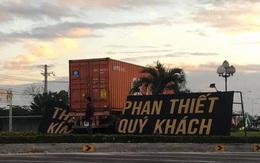 Container tông sập banner "Thành phố Phan Thiết kính chào quý khách"