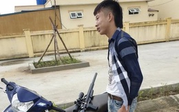 2 thanh niên phóng xe máy không đội mũ bảo hiểm, giấu súng trong áo chống nắng