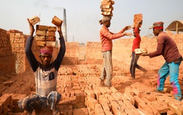24h qua ảnh: Công nhân làm việc trong nhà máy gạch ở Bangladesh