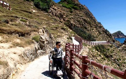 Chàng trai đặc biệt của giới phượt thủ Việt: Bỏ lại "bóng tối", bước ra thế giới bên ngoài trên chiếc xe lăn