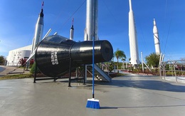 NASA và trò đùa 'cây chổi tự đứng nhờ lực hấp dẫn' gây náo loạn mạng xã hội