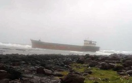 Tàu chở hàng bất ngờ trôi dạt vào bờ biển, 3 người được kiểm tra y tế