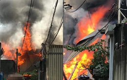 Hà Nội: Xưởng gỗ chưa đi vào hoạt động bốc cháy dữ dội, ngọn lửa bốc cao hàng chục mét