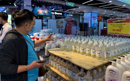Giá nước rửa tay khô lao dốc trong mùa dịch Covid-19 khi quay lại siêu thị ở Hà Nội