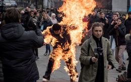 24h qua ảnh: Người biểu tình tự thiêu ở thủ đô Ukraine