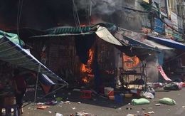 Cháy lớn ở chợ Hạnh Thông Tây, 2 người liều mạng nhảy xuống đất thoát thân