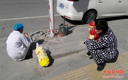 Người TQ rơi nước mắt vì "cuộc đoàn tụ bên lề đường": Nữ y tá không dám gần chồng con, ngồi xổm ăn vội đồ ăn mẹ chồng chuẩn bị