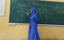 Lo sợ virus corona, cô giáo mặc đồ kín mít đứng trên bục giảng khiến cả lớp xôn xao