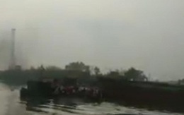 Tàu chở hàng tông trúng phà, hành khách nháo nhác nhảy xuống sông