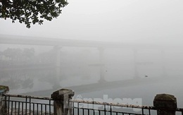 Sương mù dày đặc bao trùm Thủ đô Hà Nội
