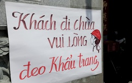 Khách đi chùa ngày Rằm tháng Giêng ở TP Hồ Chí Minh được khuyến cáo đeo khẩu trang, xịt khuẩn
