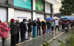 Người dân bỏ làm, đội mưa lạnh đứng đợi nhận khẩu trang miễn phí tại chợ thuốc lớn nhất Hà Nội