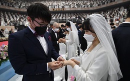 7 ngày qua ảnh: Các cặp đôi Hàn Quốc đeo khẩu trang tham gia lễ cưới tập thể