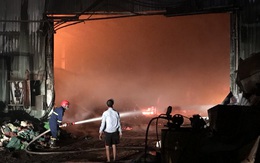 Công ty sản xuất mùn cưa rộng 5.000m2 bốc cháy dữ dội lúc nửa đêm, hàng chục người tháo chạy
