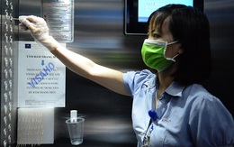 Sáng kiến dùng tăm nhấn nút thang máy phòng chống dịch Covid-19 trong chung cư ở Hà Nội