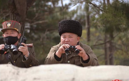 Toàn bộ phụ tá mang khẩu trang xem tập trận, ông Kim Jong-un thì không