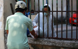 [ẢNH] Phong toả chung cư có ca nhiễm Covid-19 thứ 48 ở Sài Gòn, cư dân nhận tiếp tế lương thực qua hàng rào