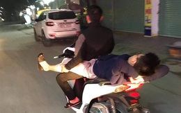 Thanh niên nằm duỗi chân, gác vào đùi người lái xe máy, tiết lộ của nhân chứng càng khiến dân mạng bức xúc