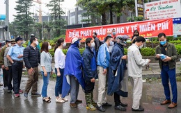 Hà Nội: Người dân xếp hàng đợi phát khẩu trang miễn phí