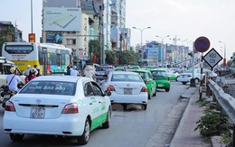 Đề xuất dỡ bỏ biển cấm taxi, xe hợp đồng tại nhiều tuyến phố