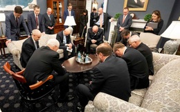 Mỹ: Hình ảnh Phó TT Pence và ban chỉ đạo chống dịch COVID-19 cầu nguyện trước buổi họp khiến dư luận "dậy sóng"