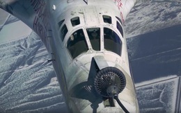 Hình ảnh "hiếm có" oanh tạc cơ Tu-160 Nga tiếp liệu trên không khi bay 600 km/h