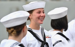 ẢNH: Những “bóng hồng” Hải quân Mỹ trên tàu sân bay, tàu tuần dương thăm Đà Nẵng