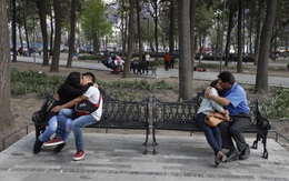 24h qua ảnh: Các cặp đôi hôn nhau trong công viên ở Mexico