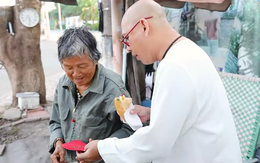 Xúc động trước tình yêu của đôi vợ chồng U80, "trùm Điền Quân" tặng tiền và mua hết quán bánh mì