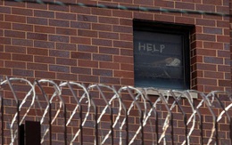 Nhà tù ở Mỹ trở thành ổ dịch Covid-19, các tù nhân lo sợ viết lời kêu cứu trên cửa kính