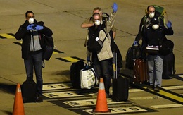 Nước Úc vừa đón máy bay chở đầy người mắc Covid-19, xe cứu thương chờ sẵn ở sân bay