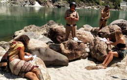 COVID-19: Vi phạm lệnh phong tỏa, khách nước ngoài bị cảnh sát Ấn Độ bắt chép phạt "Tôi xin lỗi" 500 lần