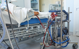 BS kể chuyện điều trị bệnh nhân Covid-19 nặng: 8 người thay nhau ép tim, rã rời tay!