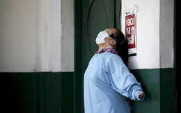 24h qua ảnh: Bác sĩ chống Covid-19 tranh thủ thư giãn ngoài bệnh viện