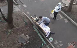 Người phụ nữ Nga gục chết trên băng ghế sau khi bệnh viện cho về vì âm tính với SARS-Cov-2