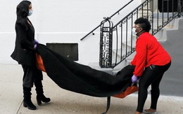 Hàng tấn túi thi thể dán nhãn Covid-19, Covid-19, Covid-19: Hệt như một bộ phim kinh dị