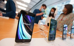 Bất chấp đại dịch Covid-19, dân Hồng Kông vẫn xếp hàng mua iPhone SE 2020 ngày mở bán nhưng không còn đông như trước