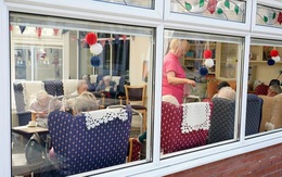 Hơn 4.300 người Anh thiệt mạng vì Covid-19 tại các nhà dưỡng lão