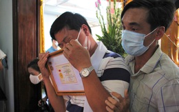 [Ảnh] Nghẹn ngào cảnh cha Thượng sĩ Toàn khóc nghẹn ôm huy hiệu của con trai