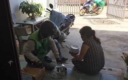 Sắm cho mẹ smartphone, con gái "méo mặt" vì hễ về quê là thấy người lạ đến nhà