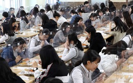 24h qua ảnh: Nữ sinh Hàn Quốc ăn trưa sau các tấm chắn bảo vệ