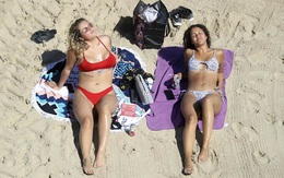 7 ngày qua ảnh: Các cô gái tận hưởng nắng ấm trên bãi biển ở Anh