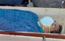 Covid-19: Vi phạm lệnh cách ly, thị trưởng "nhanh trí" giả chết khi cảnh sát ập vào