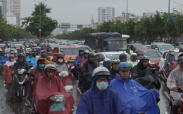 [Video] Cơn mưa đầu tuần khiến người Sài Gòn "chật vật"