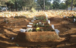 Cứ 10 phút lại có thêm đám tang vì Covid-19 nhưng Tổng thống Brazil chỉ quan tâm đến một "bệnh nhân" khác