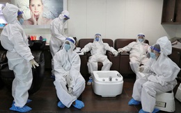 7 ngày qua ảnh: Nhân viên tiệm làm đẹp mặc đồ bảo hộ phòng COVID-19