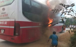 Xe khách bất ngờ bốc cháy, hơn 20 hành khách hoảng loạn tìm cách thoát thân